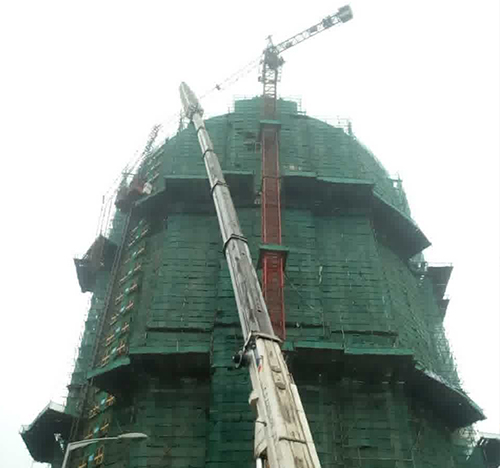 临颍吊车在工地上作业